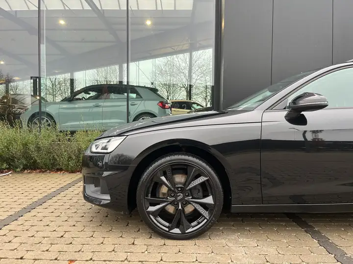 
								Audi A4 Avant 35 TFSI 1.5 S line S tronic Financial Lease full									