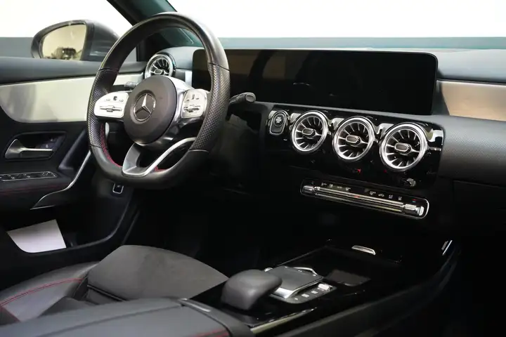 
								Mercedes-Benz A 250 e AMG Line | Panoramadak full									