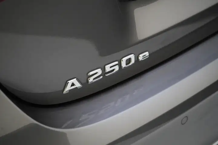 
								Mercedes-Benz A 250 e AMG Line | Panoramadak full									