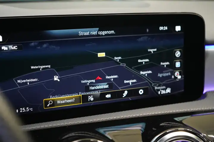 
								Mercedes-Benz A 250 e AMG Line | Panoramadak full									