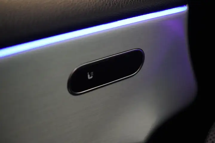 
								Mercedes-Benz A 250 e AMG Line | Panoramadak full									