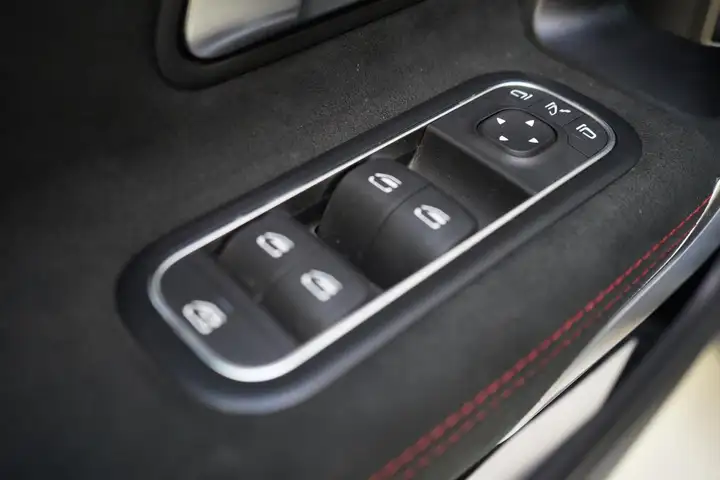 
								Mercedes-Benz A 250 e AMG Line | Panoramadak full									