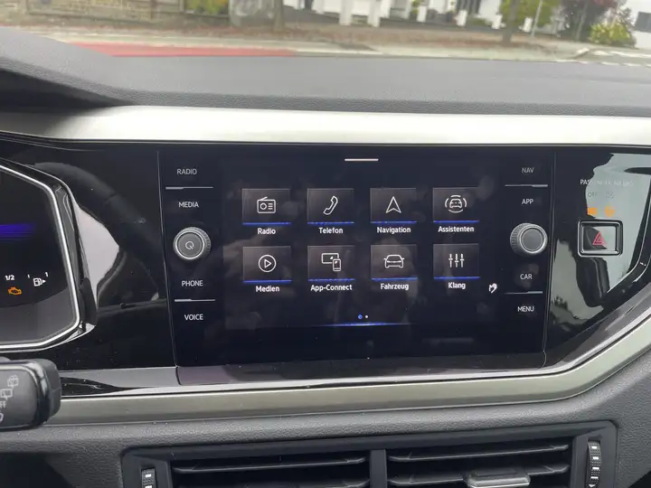 
								Volkswagen Polo 1.0 TSI full									