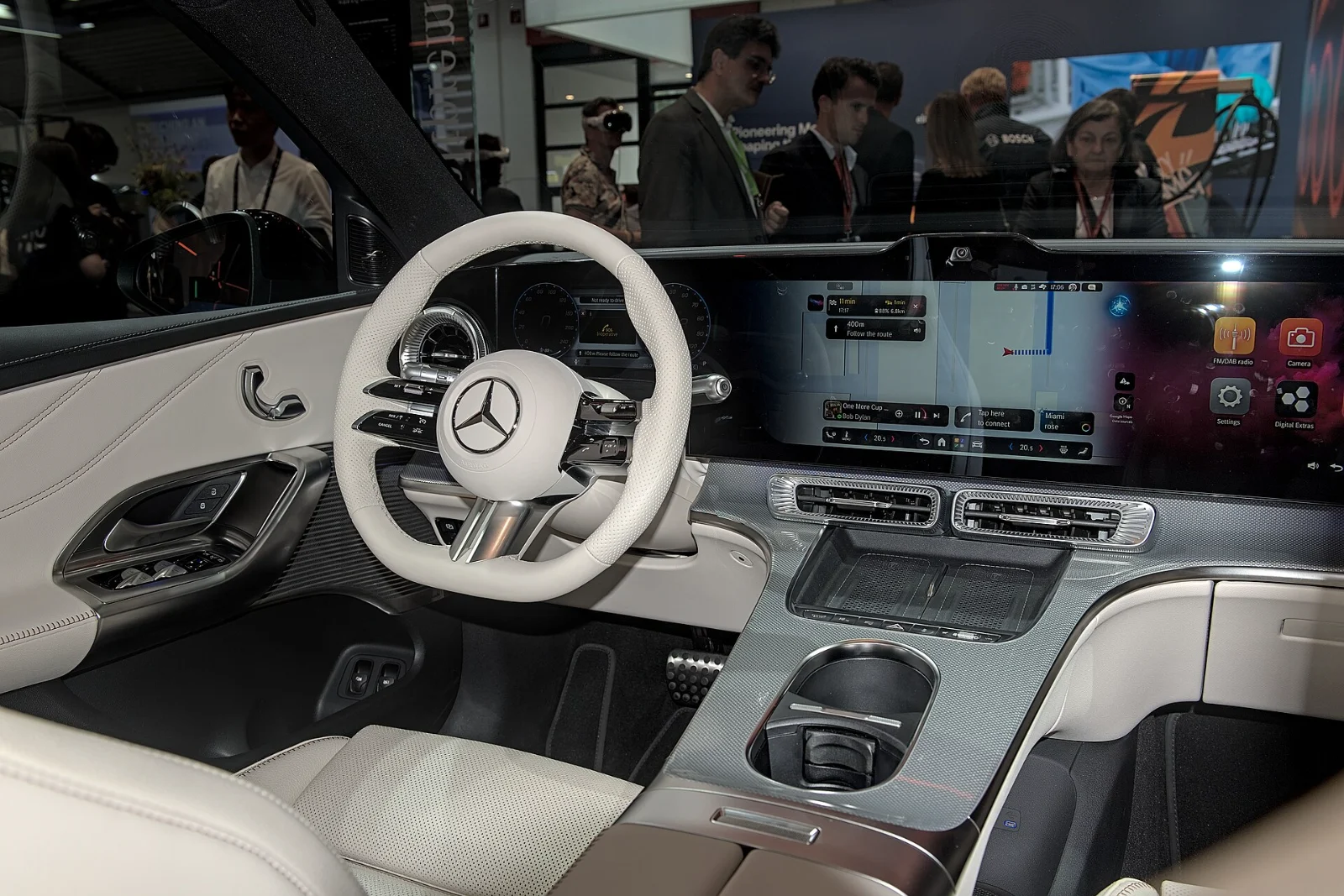 
								Mercedes-Benz GLC 400 4MATIC with EQ Technology | AMG Line full									